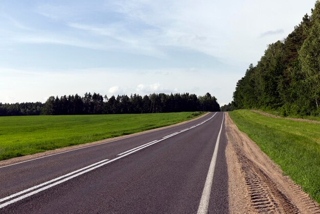 Estrada pavimentada para o tráfego de automóveis