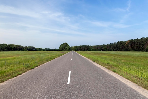 Estrada pavimentada para o tráfego de automóveis