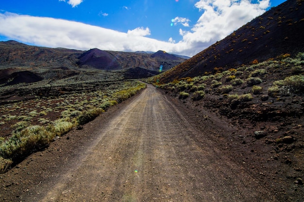 Estrada pedregosa no deserto vulcânico