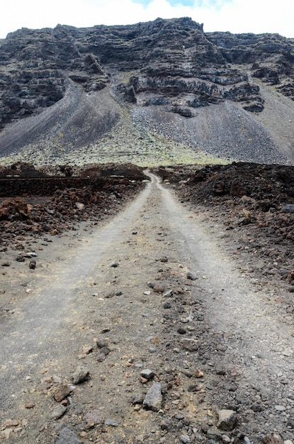 Estrada pedregosa no deserto vulcânico