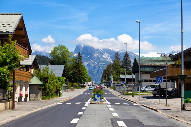 Estrada pela cidade nos Alpes franceses