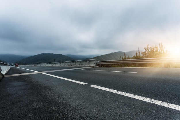 Estrada pela montanha contra o céu