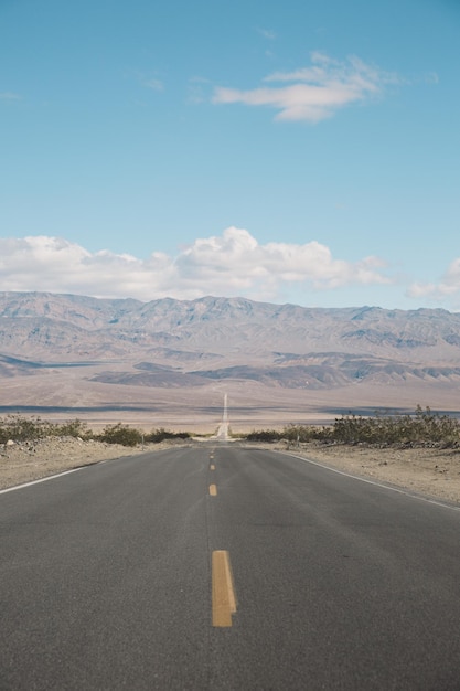 Estrada pelo deserto contra o céu