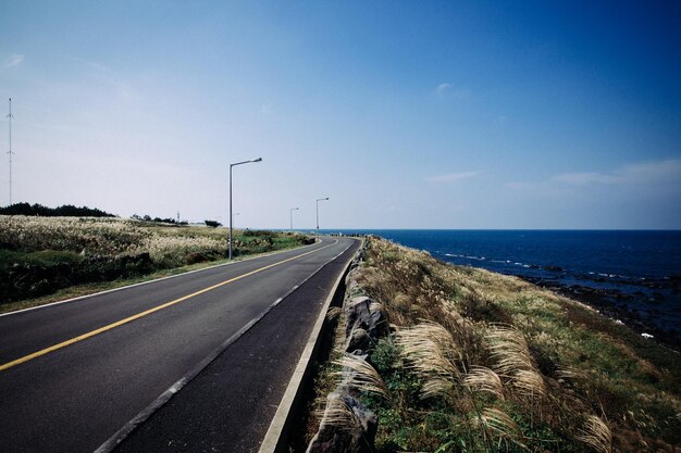 Foto estrada pelo mar contra o céu