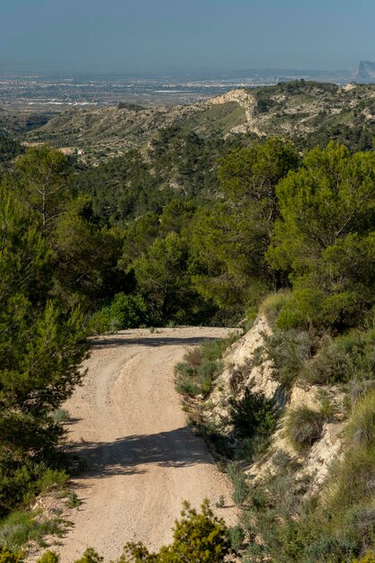 Estrada pequena da montanha do cascalho que passa sobre uma cordilheira Costa Blanca Alicante Espanha