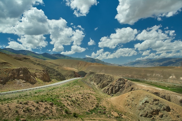 Estrada perto do lago Issyk-Kul, Quirguistão, Ásia Central, localizada no distrito de Kochkor na província de Naryn