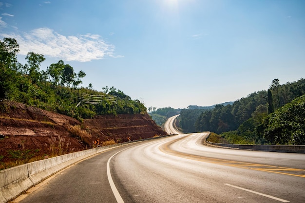 Foto estrada por árvores contra o céu