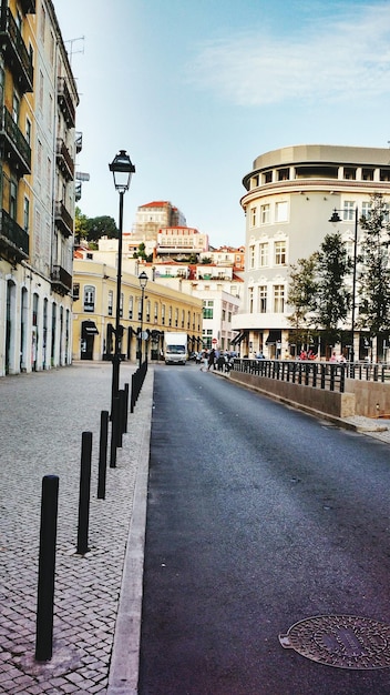 Estrada por edifícios na cidade contra o céu