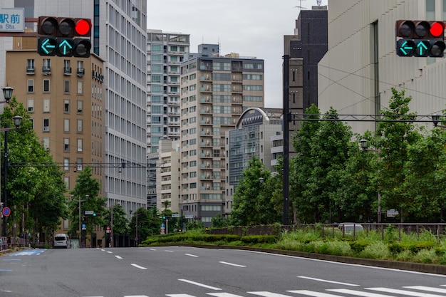 Foto estrada por edifícios na cidade