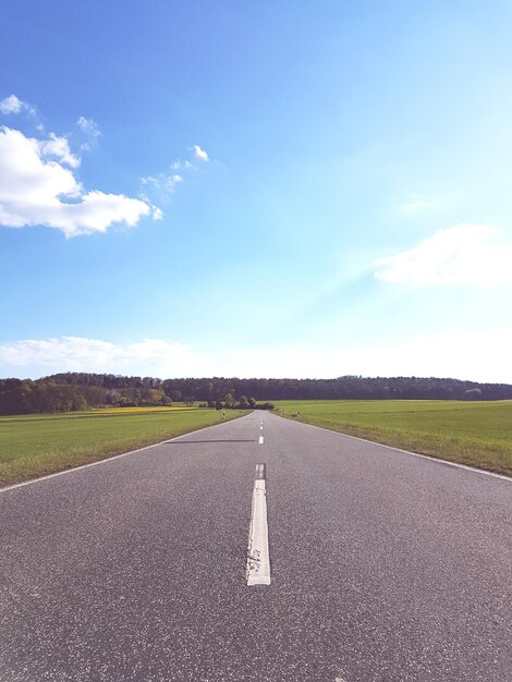 Estrada por paisagem contra o céu