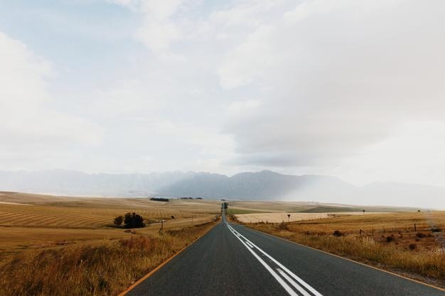 Estrada por paisagem contra o céu