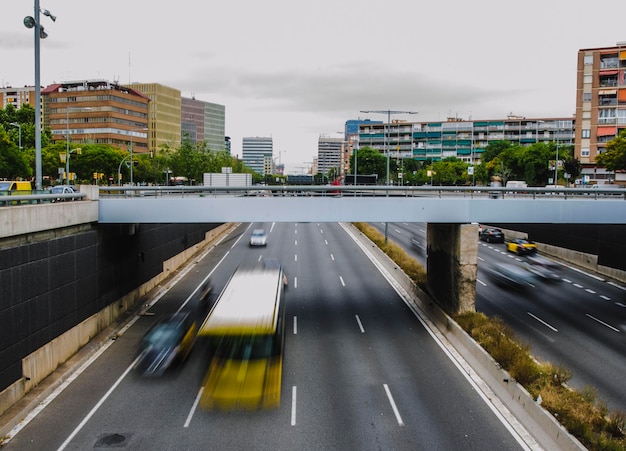 Foto estrada por ponte na cidade contra o céu