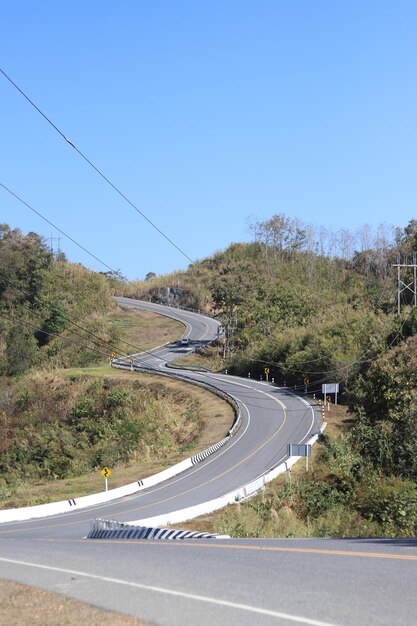 Foto estrada que leva à cidade contra o céu limpo