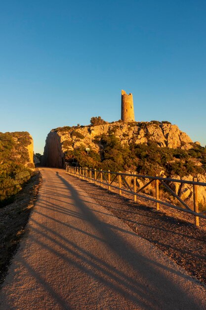 Foto estrada que leva ao castelo contra o céu azul claro