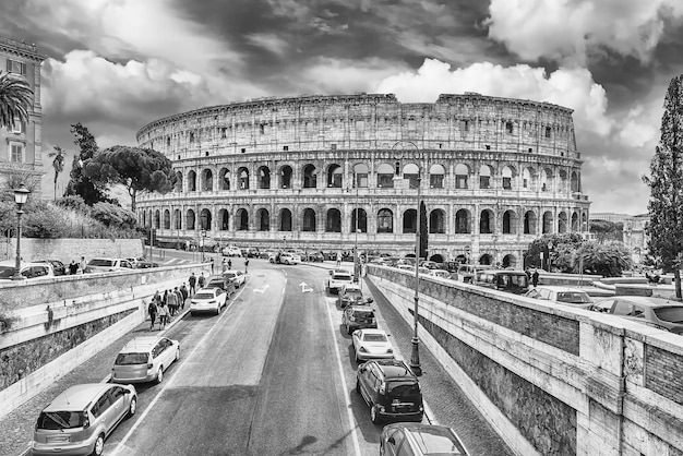 Foto estrada que leva ao coliseu na cidade