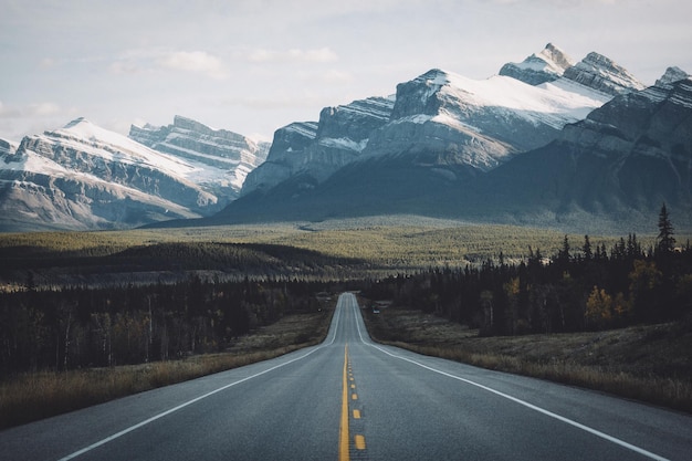 Estrada que leva às montanhas