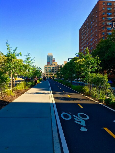 Foto estrada que leva para a cidade contra um céu azul claro