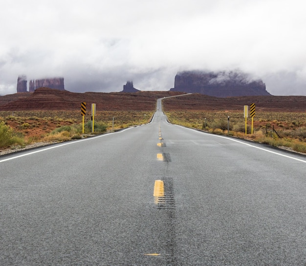 Foto estrada que leva para a montanha contra o céu