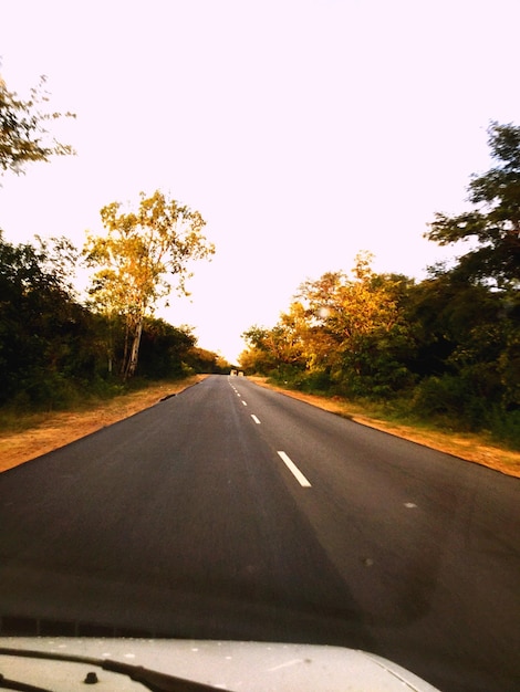 Foto estrada que passa por estradas rurais