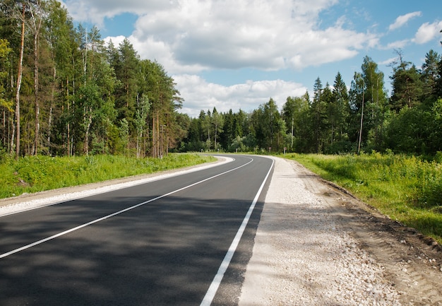 Estrada recém-pavimentada pela floresta