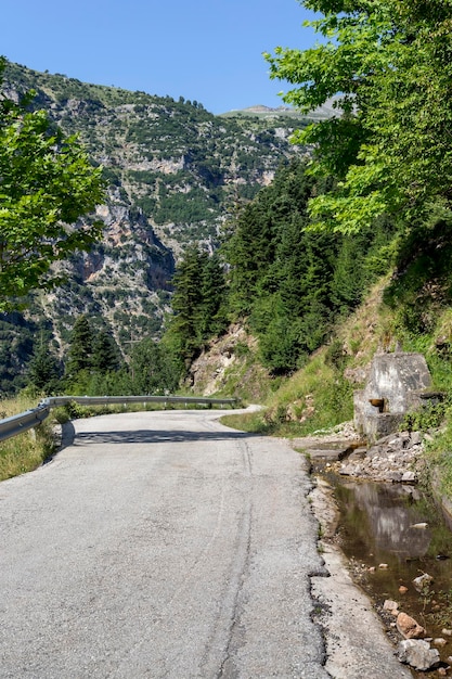 Estrada rural na região de montanhas Tzoumerka Epirus Grécia