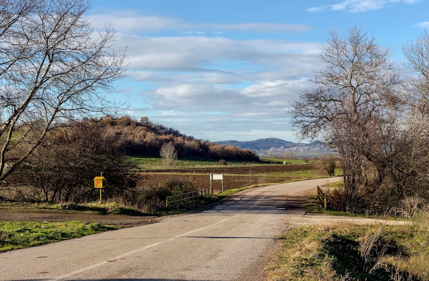 Estrada rural nas montanhas no dia ensolarado de inverno Grécia