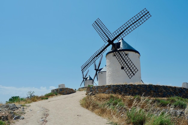 Estrada rural subindo para antigos moinhos de vento em Consuegra Castilla La Mancha Espanha