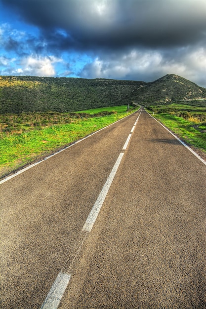 Estrada rural vazia sob um céu cinza