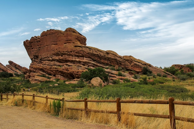 Foto estrada rústica cercada por campos com formações rochosas no colorado