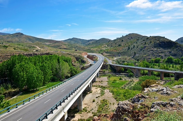 Estrada secundária e ponte