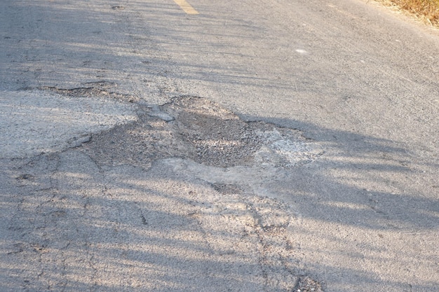 Estrada secundária em ruínas Há muitos buracos