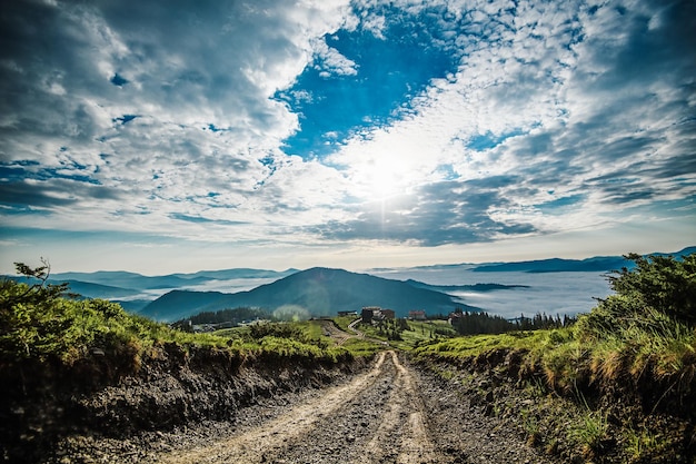 Estrada secundária nas montanhas Cárpatos Ucrânia Europa