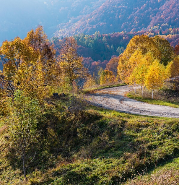 Estrada secundária suja na montanha dos Cárpatos Ucrânia do outono