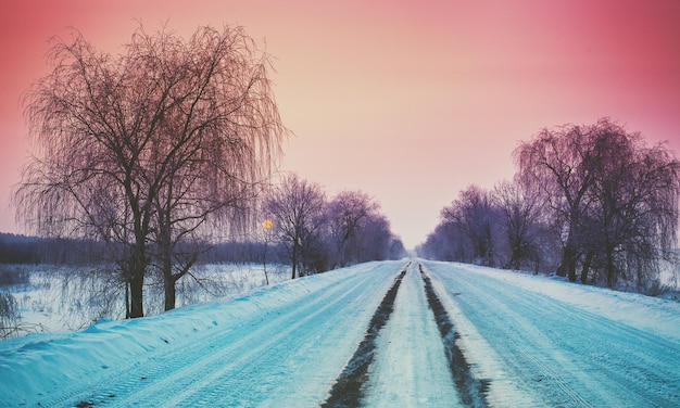 Estrada secundária vazia coberta de neve no inverno Ver através do pára-brisas