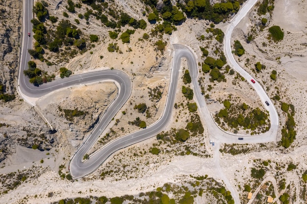 Estrada serpentina para Gialos Beach Ilhas Jônicas Lefkada Grécia vista aérea