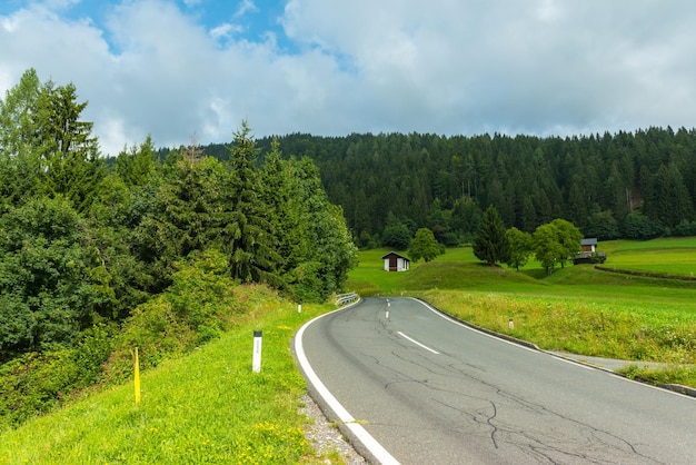 Estrada sinuosa através da paisagem rural de verão tiro horizontal