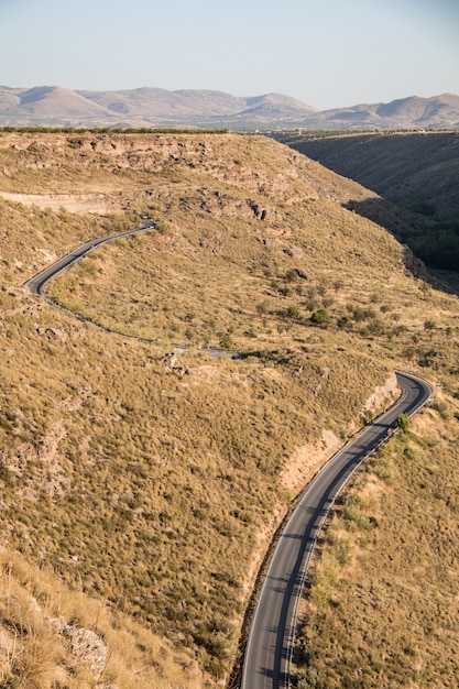 Estrada sinuosa através das montanhas do deserto de gorafe no vale