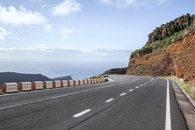 Estrada sinuosa de montanha na ilha de La Gomera