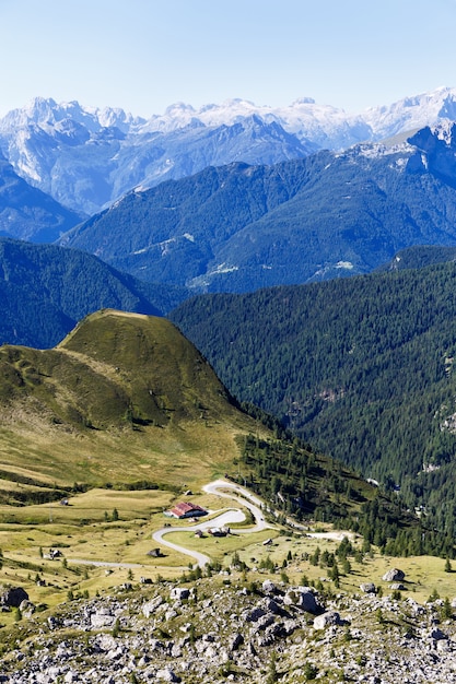 Estrada sinuosa e casa em Dolomitas