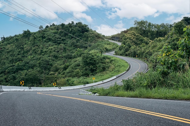 Estrada sinuosa em forma de 3 no topo de uma montanha na floresta tropical na província de nan, tailândia