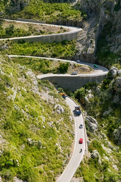 Estrada sinuosa na montanha perto de Sacalobra em Maiorca