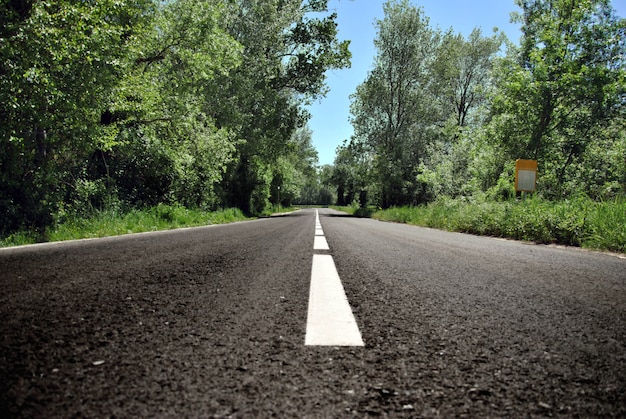 Estrada solitária que leva a um lugar infinito no horizonte