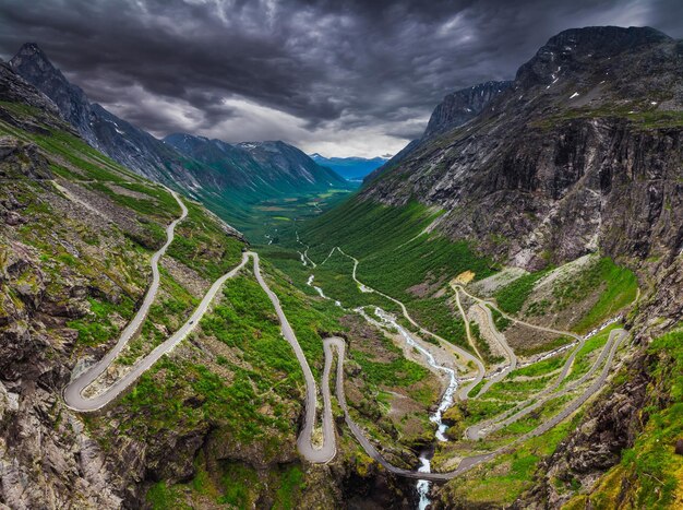 Estrada Trollstigen chamada Trilha do Troll na Noruega