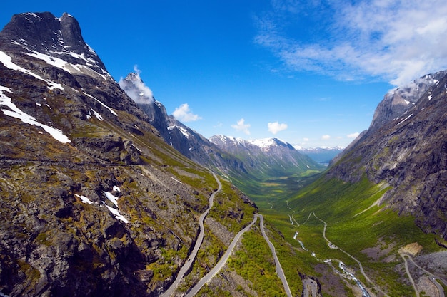 Estrada Trollstigeveien nas montanhas norueguesas