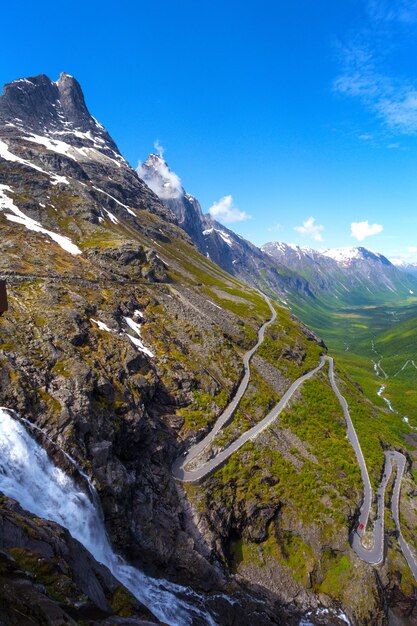 Estrada Trollstigeveien nas montanhas norueguesas