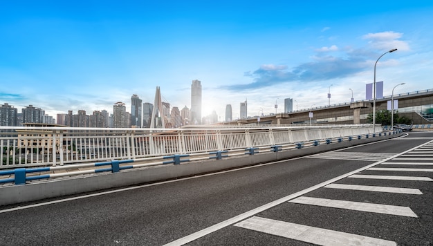 Estrada urbana, ponte e skyline de construção urbana