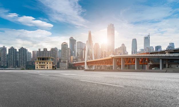 Estrada urbana, ponte e skyline de construção urbana