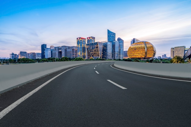 Estrada urbana que atravessa edifícios modernos na china