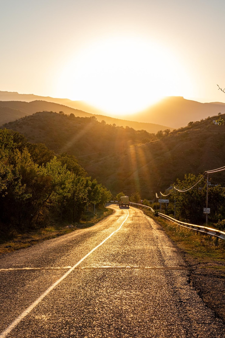 Foto estrada vazia ao longo da paisagem ao pôr-do-sol