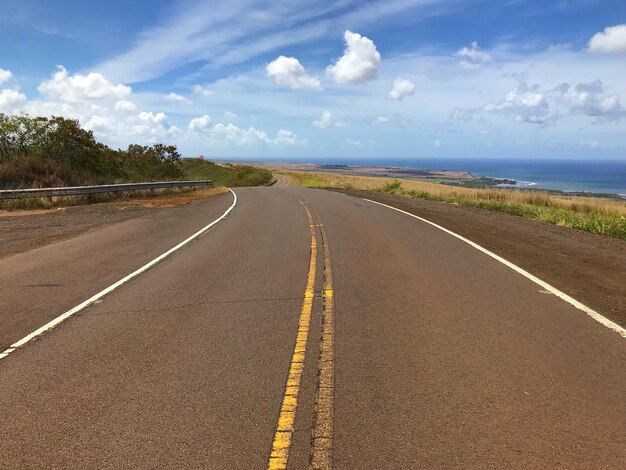 Foto estrada vazia ao longo da paisagem rural